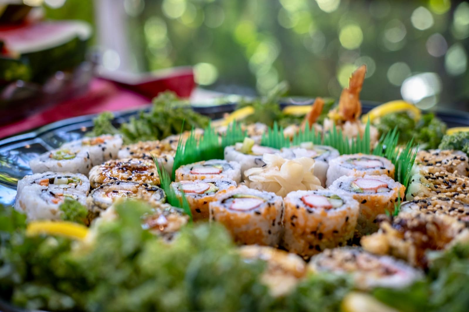 Plateau de makis et de sushis variés présenté sur un buffet