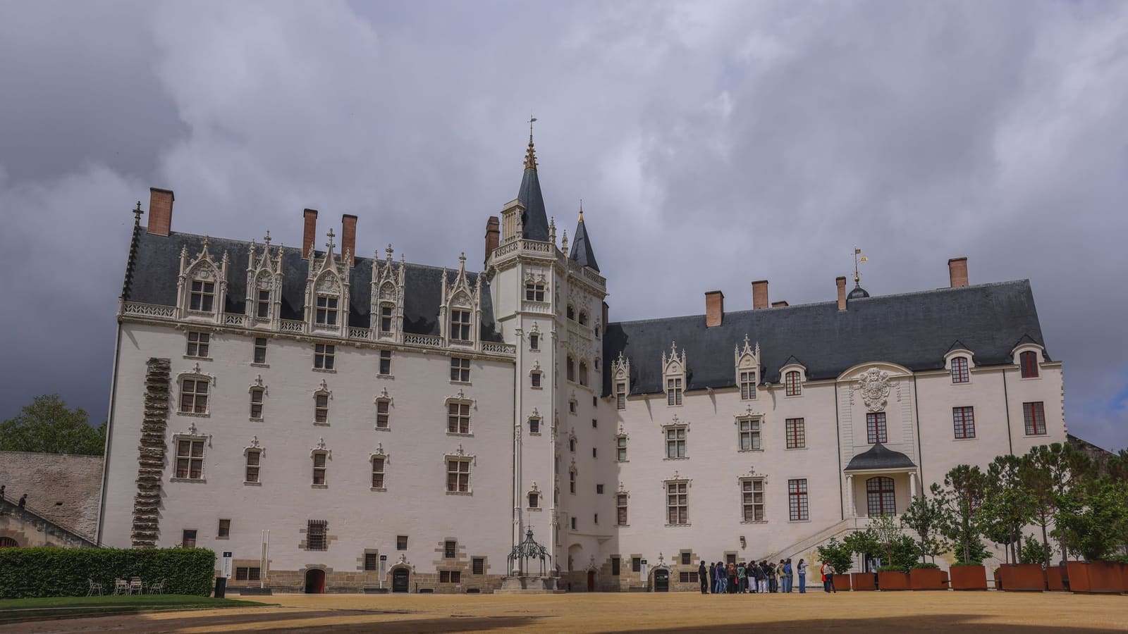 Le château des ducs de Bretagne à Nantes sous un ciel nuageux