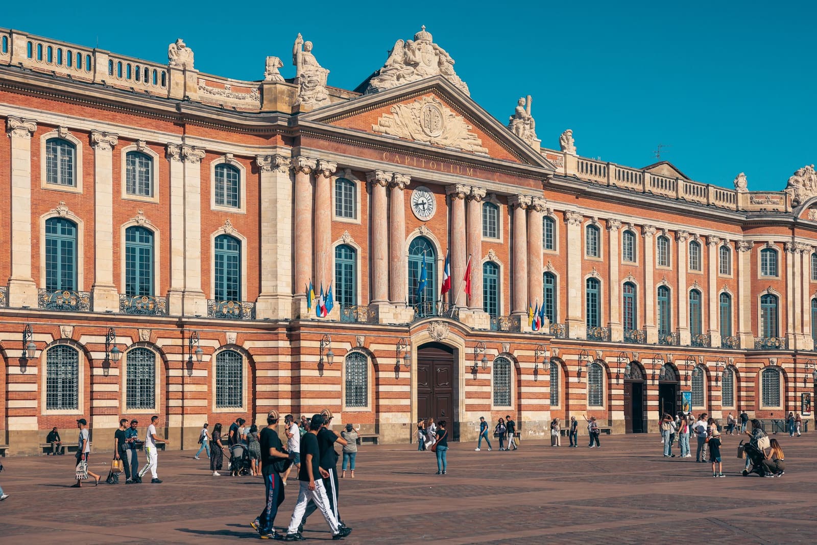 Le Capitole de Toulouse et sa place un jour de soleil